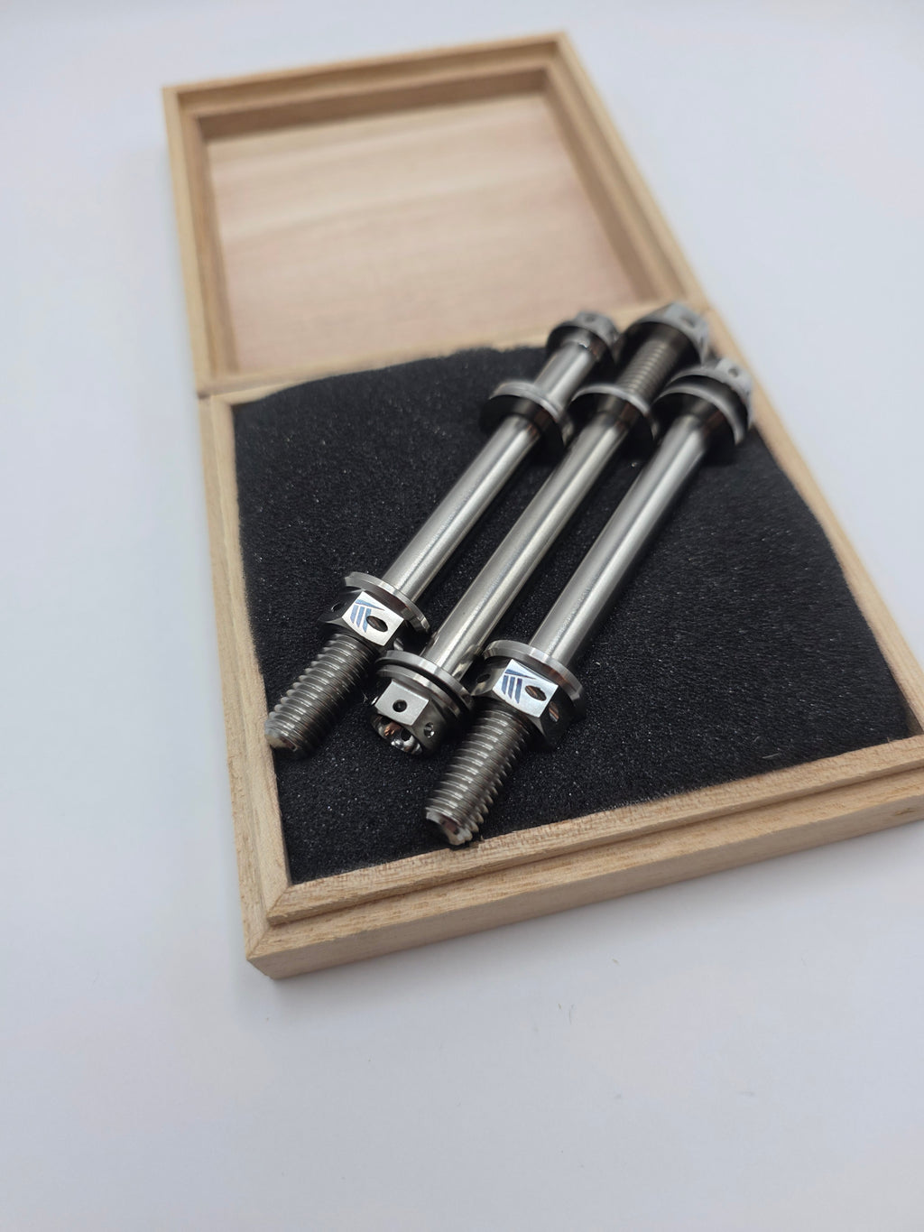 Bouten en moeren set Puch Maxi / E50 / Z50 / ZA50 motorophanging aan frame titanium CLAW