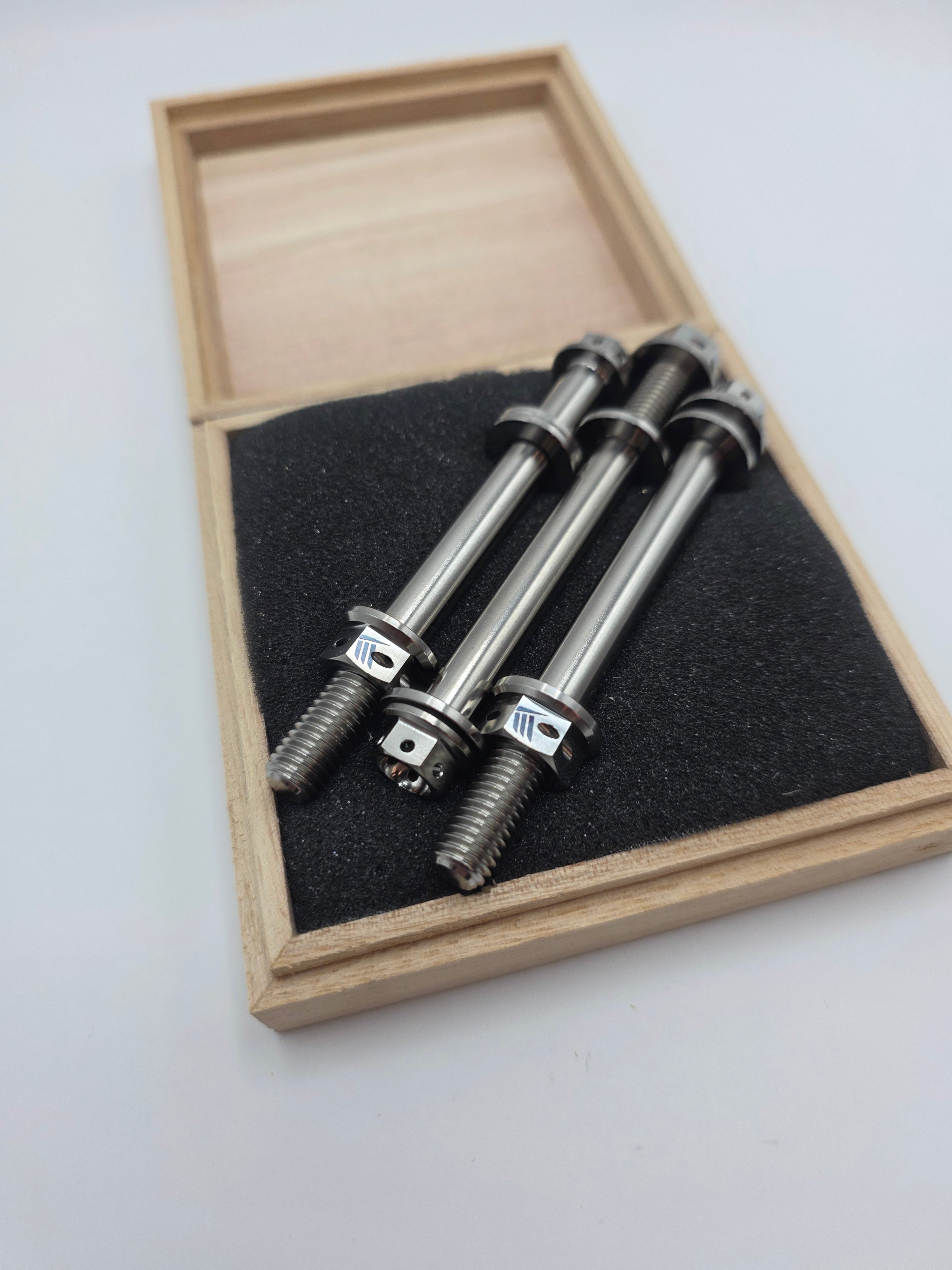 Bouten en moeren set Puch Maxi / E50 / Z50 / ZA50 motorophanging aan frame titanium CLAW