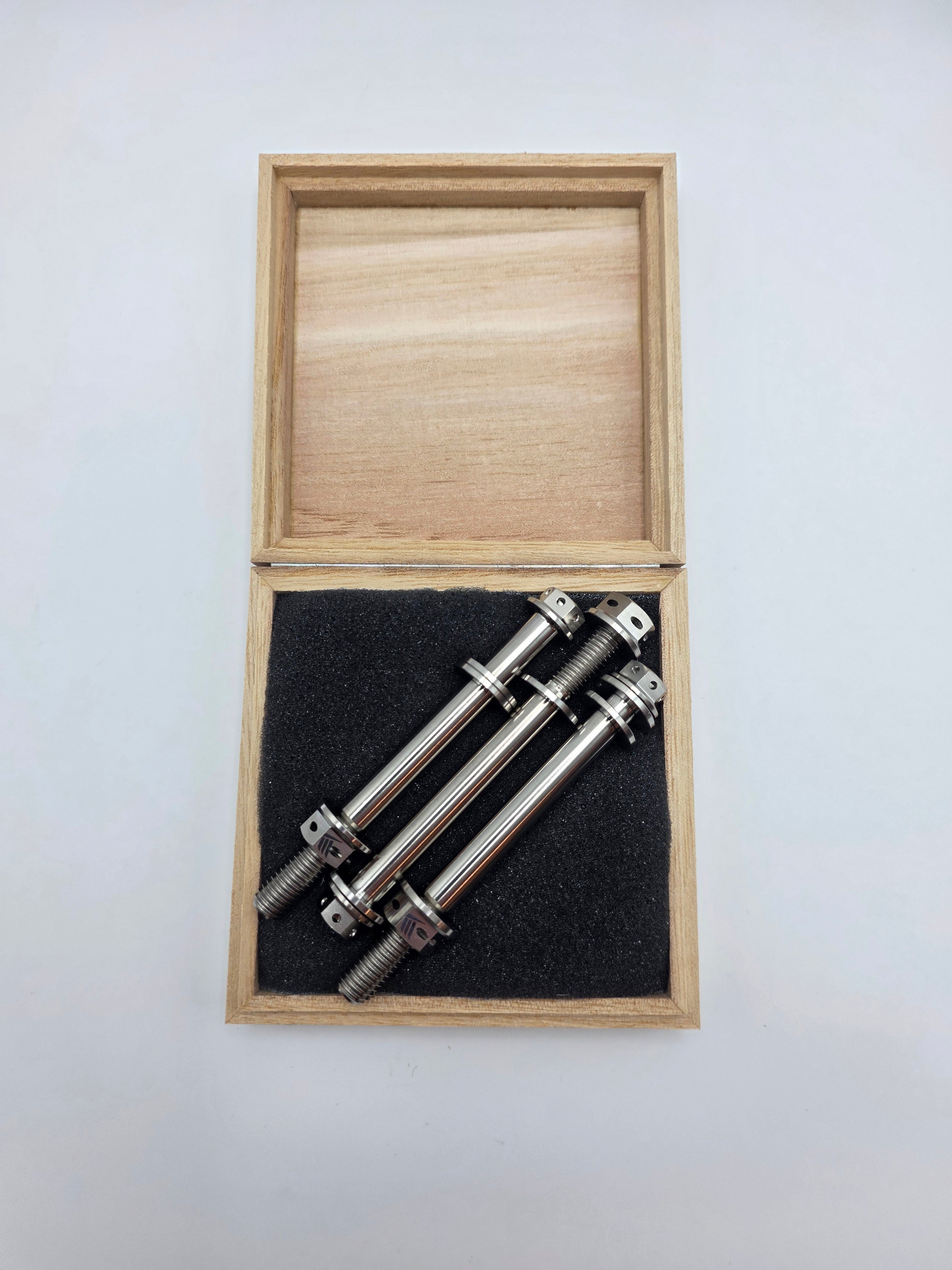 Bouten en moeren set Puch Maxi / E50 / Z50 / ZA50 motorophanging aan frame titanium CLAW